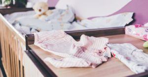 寝かしつけ時のスマホはやめよう！パパと子どもの大切な時間