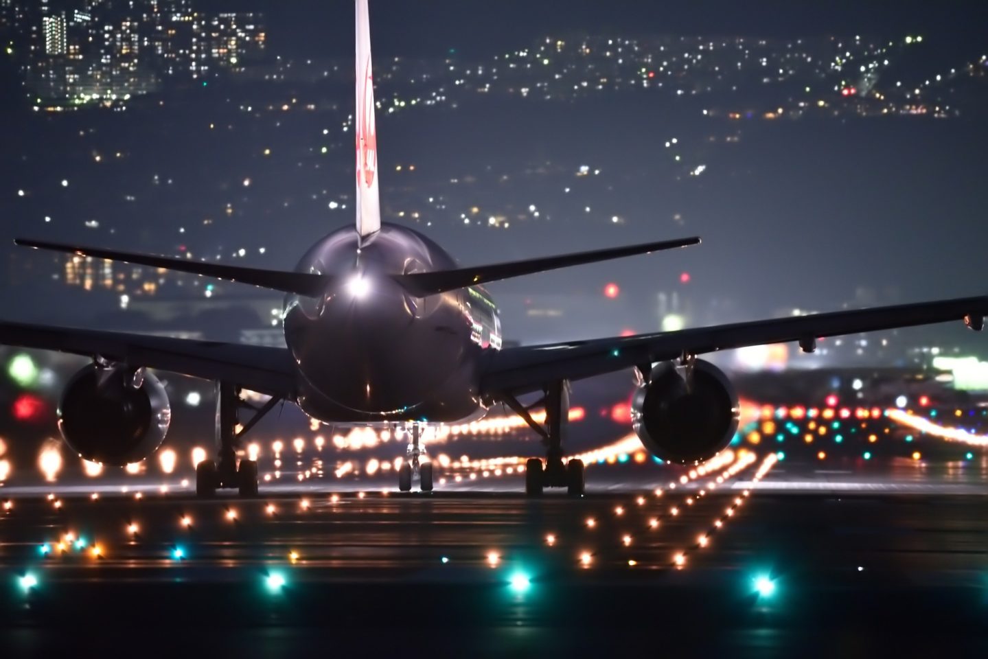 夜の空港と飛行機